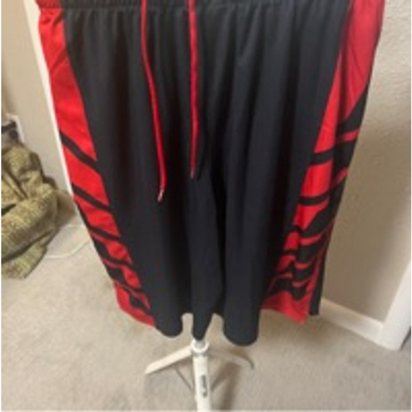 Like new under armor large men’s shorts red and black - Picture 3 of 4